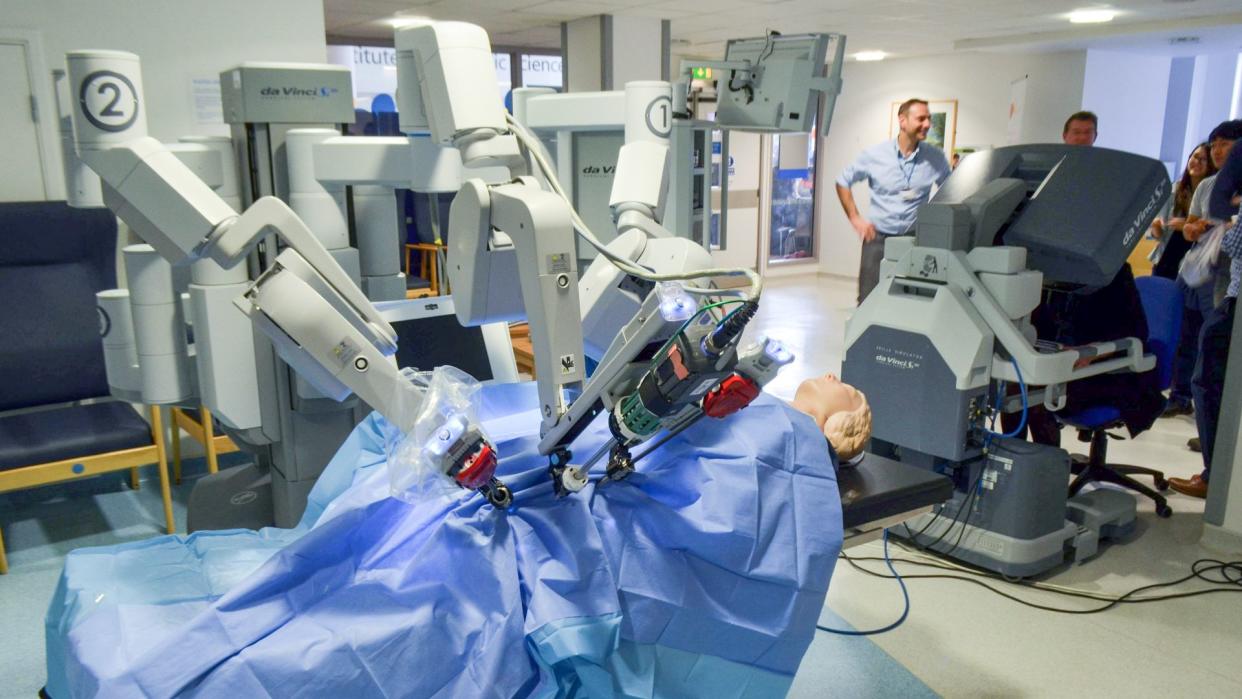 Intuitive Surgical da Vinci robot system