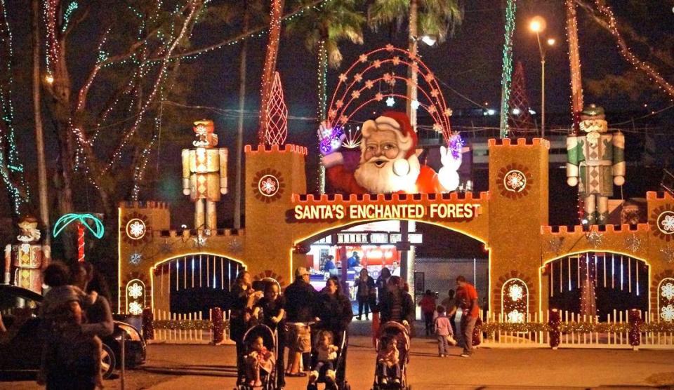 “El Bosque encantado de Santa”, el popular parque temático es conocido por sus atracciones de carnaval, juegos, espectáculos y árboles de luces parpadeantes. 