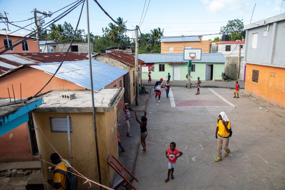 Liliana Nuel, de 29 años, quien es hija de migrantes haitianos, dentro de su casa en Monte Plata. Nuel, quien aspira ser enfermera, dijo que la detuvieron oficiales migratorios cuando iba de camino a sus prácticas en el hospital. (Tatiana Fernández/The New York Times)