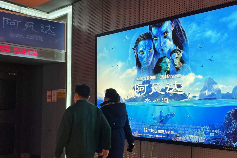 Espectadores junto a un cartel de la película 'Avatar: The Way of Water' en un cine de Beijing, China. Foto de VCG/VCG vía Getty Images