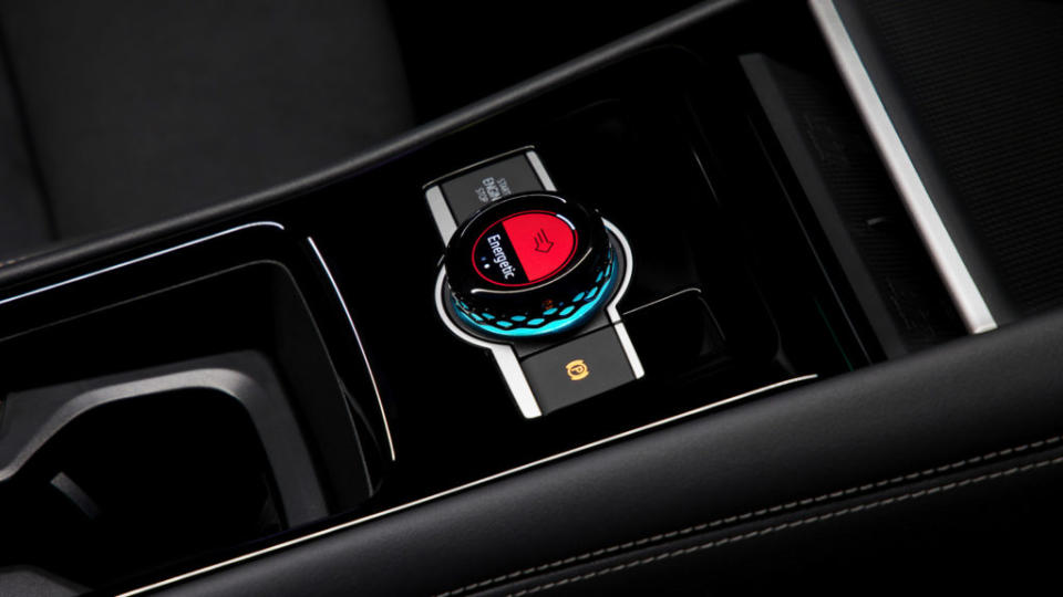 整合OLED顯示幕的多功能旋鈕式大改款Tiguan車內設計亮點之一。(圖片來源/ Volkswagen)