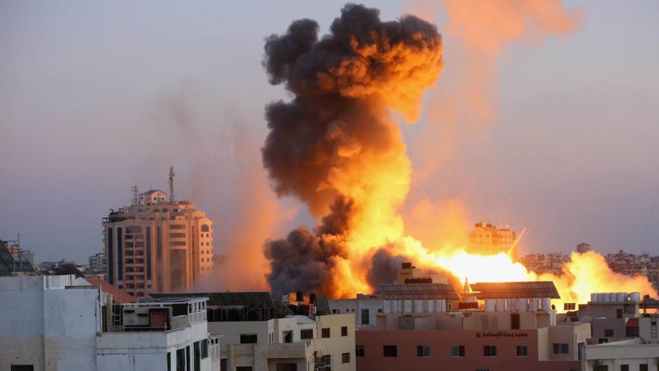 Rauchschwaden steigen nach einem israelischen Luftangriff auf Gaza-Stadt in den Himmel.