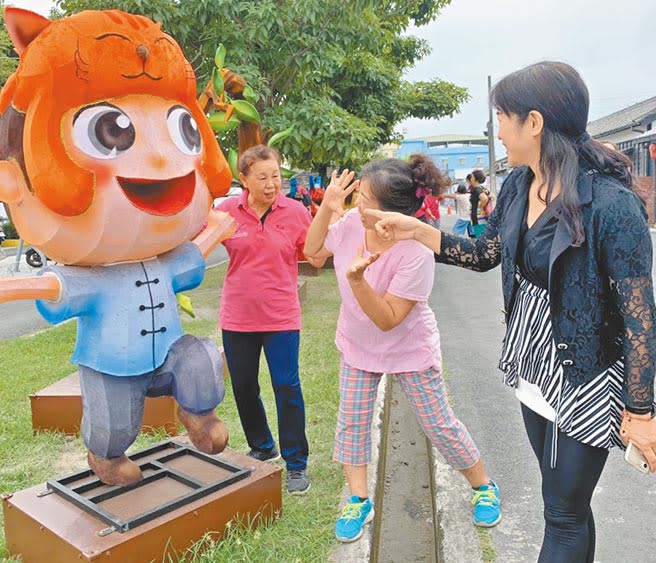 迎接國慶連假，潮州鎮公所在潮州日式歷史文化園區設置多座大型花燈裝置藝術，民眾開心與歷史人物林少貓花燈合影。（潘建志攝）