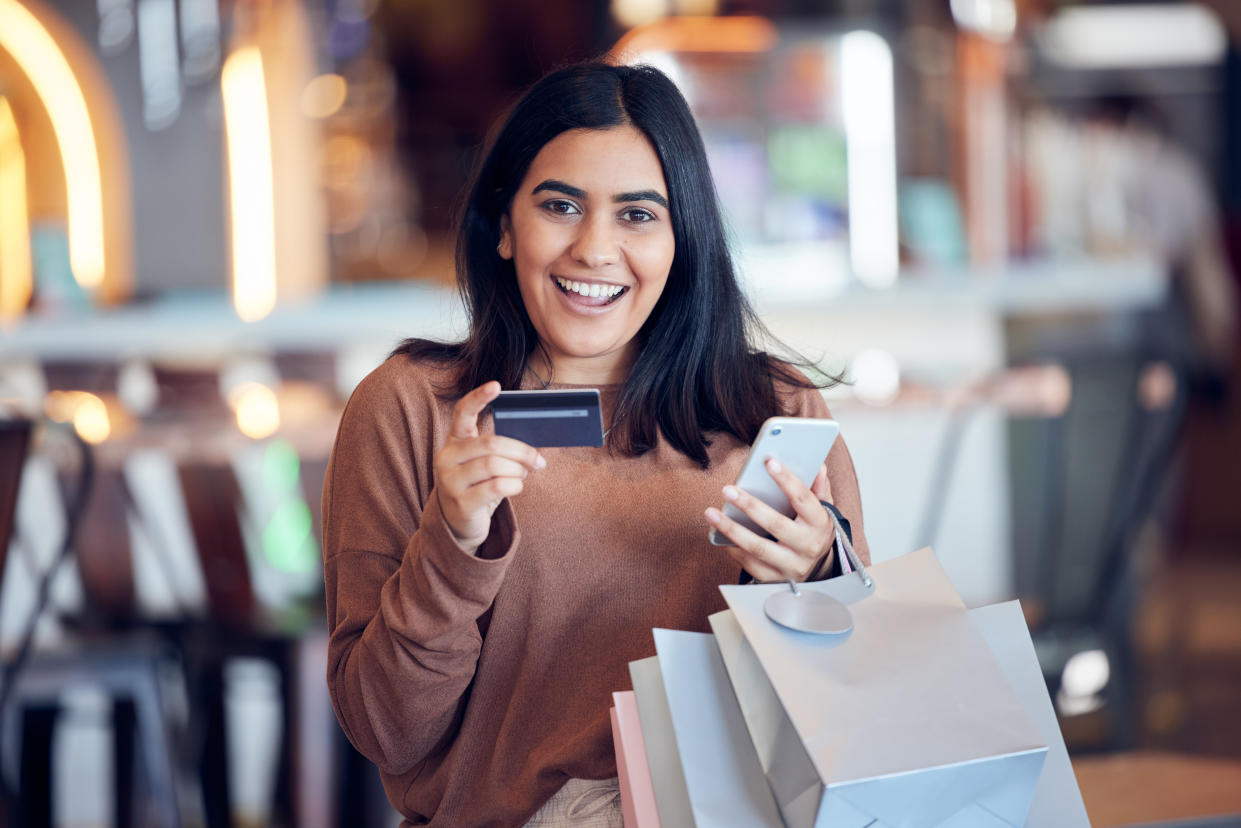 Aprovecha los descuentos de Elektra en calzado, ropa, relojes, perfumes y joyería durante la semana de Hot Fashion. / Imagen: Getty Images