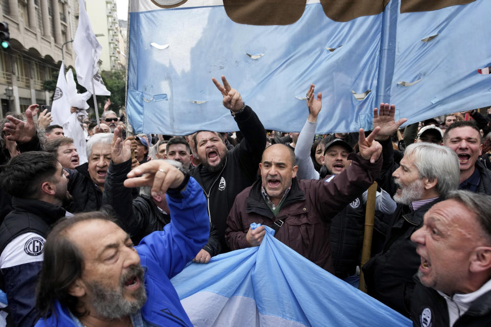 Manifestantes antigobierno se reúnen frente al Congreso, mientras los legisladores debaten un proyecto de ley de reforma promovido por el presidente argentino Javier Milei en Buenos Aires, Argentina, el miércoles 12 de junio de 2024. (Foto AP/Natacha Pisarenko)