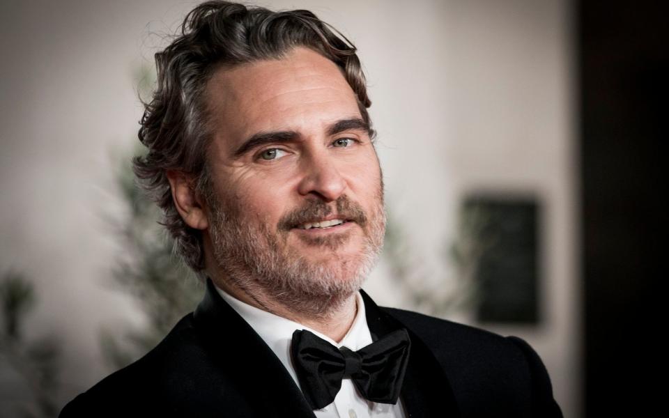 Joaquin Phoenix gehört zu den bekanntesten Schauspielern Hollywoods und arbeitete sich in die oberste Liga der Charakterdarsteller hoch. In dieser Galerie zeigen wir Ihnen spannende Fun Facts über den "Joker"-Darsteller - von seinem Engagement für den Tierschutz bis hin zu seinen wichtigsten Filmen. (Bild: 2020 Getty Images/Tristan Fewings)