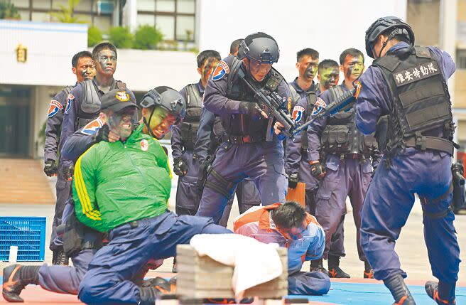 因應保二擴編，警大與警專特別設立「保安警察」科系，今年首度招生。圖為維安特勤隊在保一總隊基地演練反恐戰技。（本報資料照片）