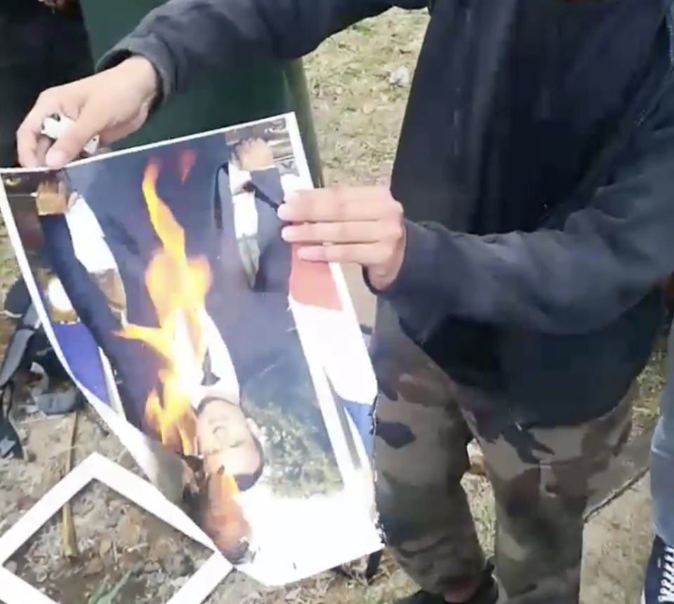 Un portrait officiel du président de la République a été brûlé ce mercredi par des manifestants.
