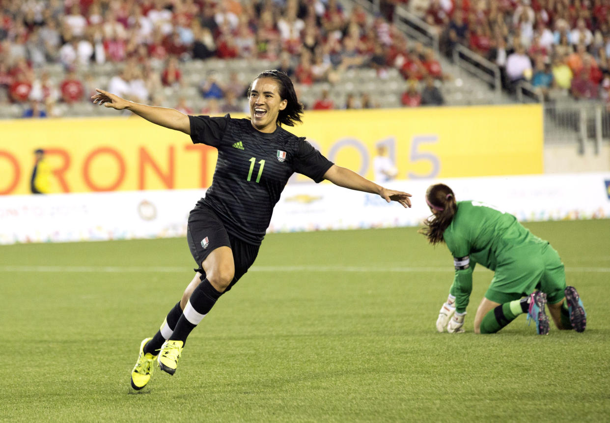 La mexicana Mónica Ocampo celebra luego de anotar ante Canadá, en el partido por la medalla de bronce en los Juegos Panamericanos de Toronto, el viernes 24 de julio de 2015. / Foto: AP