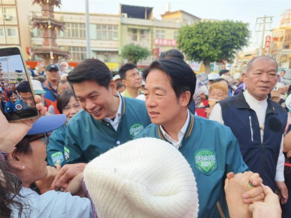 民進黨總統候選人賴清德傍晚偕同立委參選人李柏毅至楠梓右昌元帥府，受到選民熱情歡迎。（林雅惠攝）