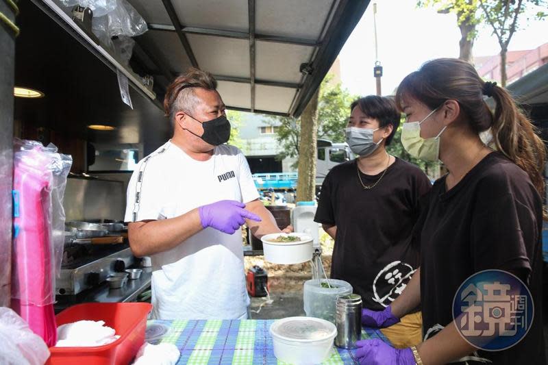 邱源和（左）5年前創「行丼」餐車賣現煮日式丼飯，他不開放外部加盟，只讓信得過的親友做，確保品質。