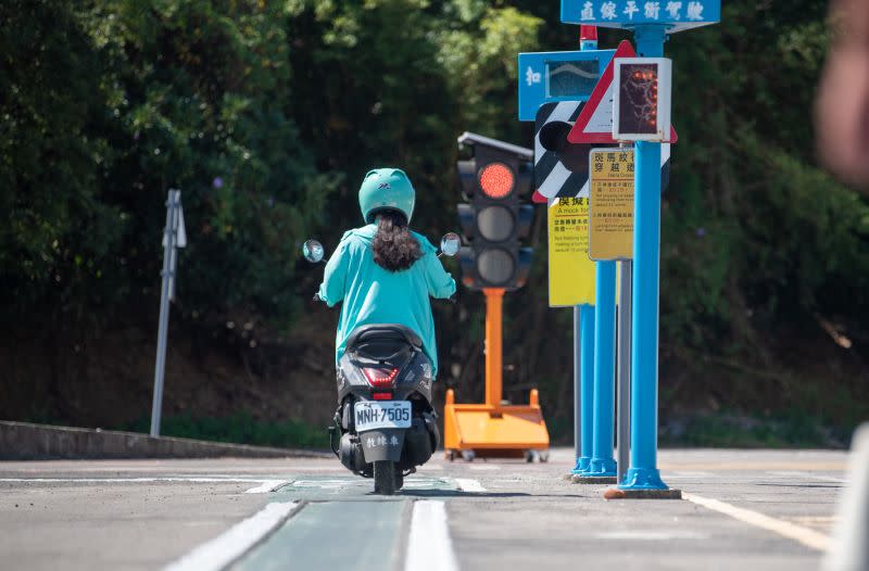 ▲公路局今（17）日宣布，為提升騎乘機車的危險感知能力，降低交通事故發生，自6月5日起，機車筆試將新增危險感知影片考題。（圖／桃園市政府提供）