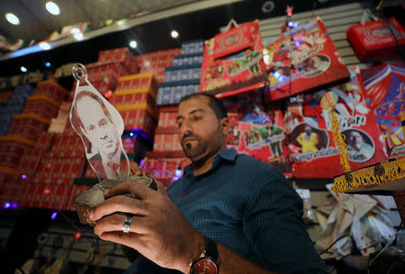 Mohamed Gamal works on a lantern with a portrait of Egypt's President Abdel Fattah al-Sisi on it, in Cairo, Egypt May 16, 2017. REUTERS/Mohamed Abd El Ghany