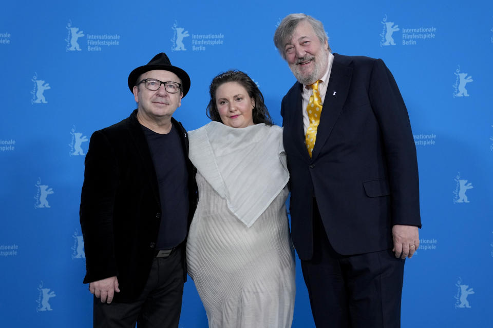 El actor polaco Zbigniew Zamachowski, de izquierda a derecha, la guionista, actriz y directora estadounidense Lena Dunham y el actor y comediante británico Stephen Fry posan en una sesión de la película "Treasure" en el Festival Internacional de Cine de Berlín en Berlín, el sábado 17 de febrero de 2024. (Foto AP/Ebrahim Noroozi)