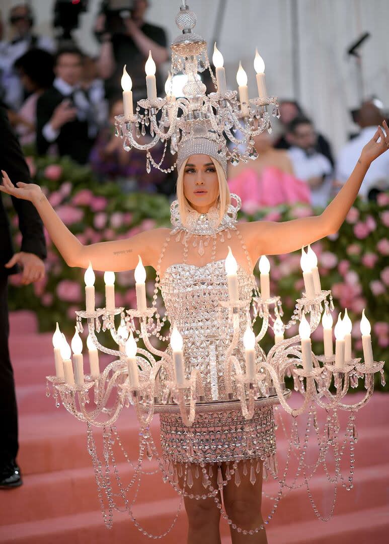 Lejos de toda metáfora, Katy Perry llegó a la MET Gala 2019 para iluminar el lugar. Con la excentricidad como consigna, la cantante inspiró su look en Lumière, el candelabro de la película de Disney La Bella y la Bestia