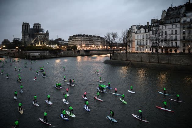 <p>Un millier de personnes ont participé dimanche au Nautic Paddle de Paris, course de stand-up paddle sur la Seine. </p>