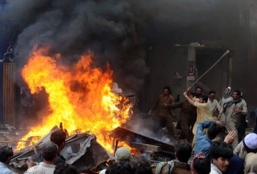 In der Großstadt Lahore im Osten Pakistans hat eine aufgebrachte Menschenmenge dutzende Häuser von Christen in Brand gesetzt. Rund 3000 Muslime beteiligten sich laut Polizei an einem Protest gegen eine angebliche Beleidigung des Propheten Mohammed