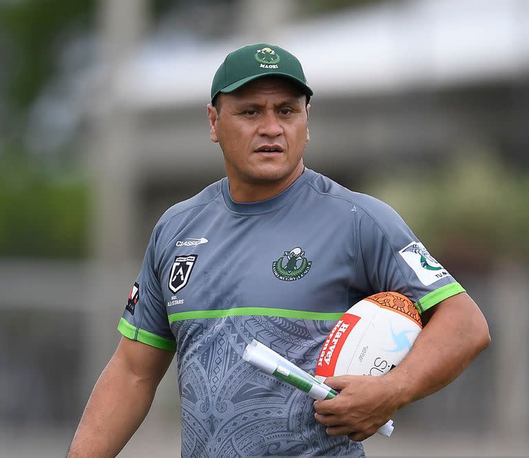 David Kidwell. con la remera de entrenador de Maorí All Stars