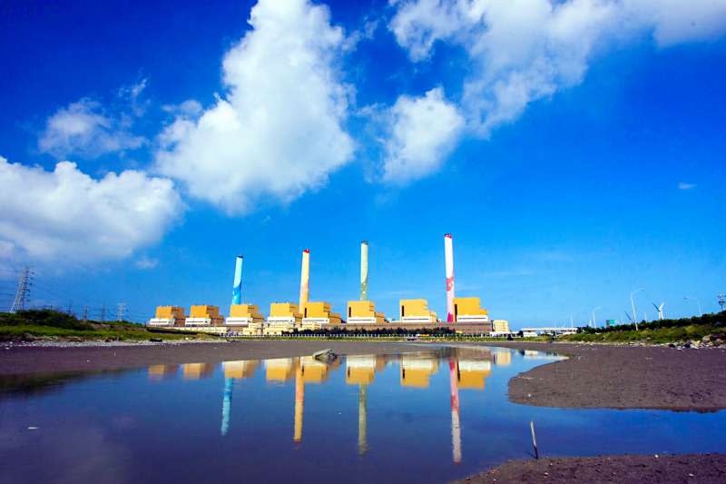 台中電廠為全國首座經過環境影響評估法審查通過始興建之電廠，近年持續強化空污防制設備。（圖／台電提供）