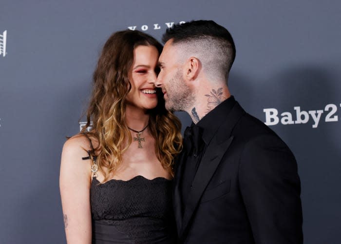 Adam Levine y su mujer Behati Prinsloo