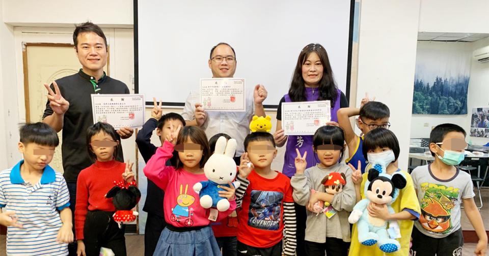 每個小孩一人一隻娃娃，興奮、雀躍都寫在臉上。（圖片提供：新竹市兒少關懷家長協會）