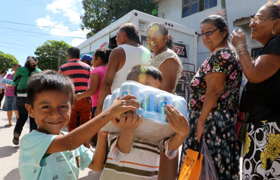 FOTOS: El día que las cervezas Tecate se cambiaron por agua para damnificados del sismo en México