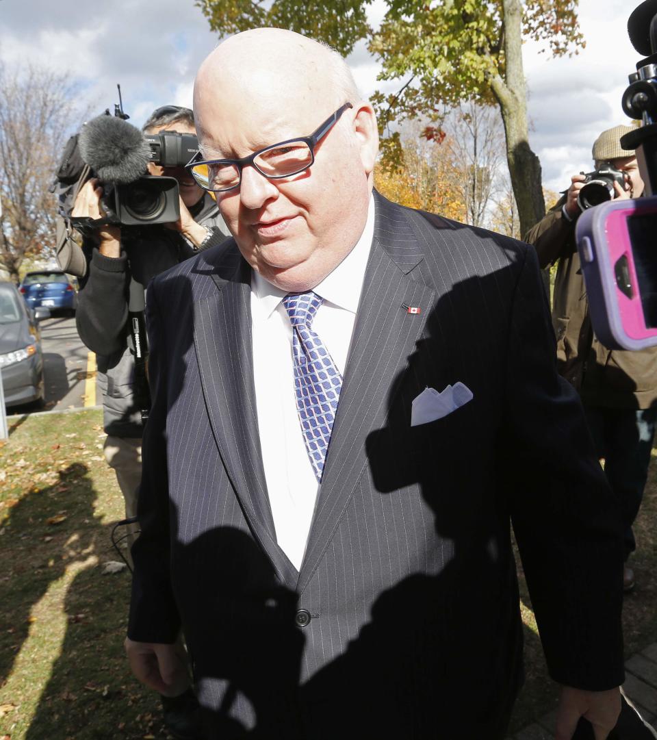 Senator Mike Duffy arrives on Parliament Hill in Ottawa October 22, 2013. The Senate is debating whether to suspend senators Duffy, Pamela Wallin and Patrick Brazeau without pay. REUTERS/Chris Wattie (CANADA - Tags: POLITICS)