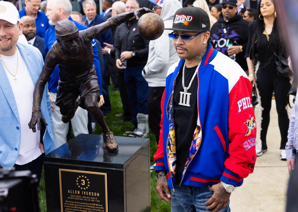 費城76人正式揭幕隊史傳奇球星Allen Iverson的永恆雕像。（Credit: Bill Streicher-USA TODAY Sports）