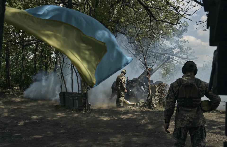 Ukrainische Soldaten feuern eine Kanone in der Nähe von Bachmut in der Region Donezk ab. (Foto: LIBKOS/AP/dpa)
