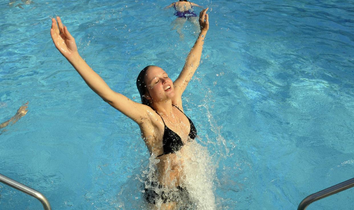 Die Freibadsaison ist eröffnet und einige Badegäste fragen sich, ob das viele Planschen im Chlor möglicherweise schädlich ist. (Bild: Getty Images)