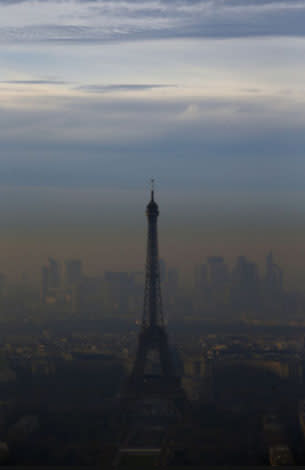 Paris kämpft derzeit mit hoher Luftverschmutzung, verursacht durch Autoabgase. In der französischen Hauptstadt soll daher eine 24-stündige Verkehrsregulierung durchgeführt werden, die die Abgasemission um die Hälfte senken soll. (Foto: Francois Mori/AP)