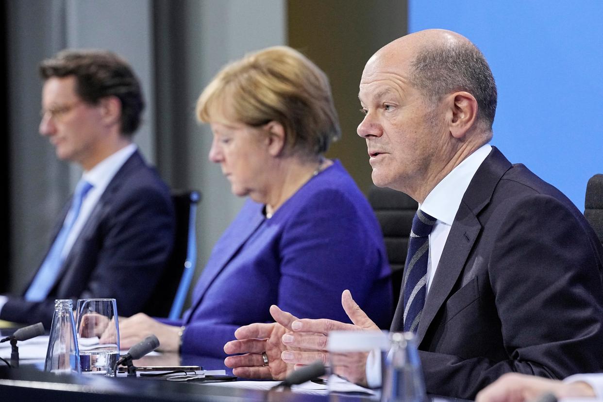 SPD-Kanzlerkandidat Olaf Scholz mit Kanzlerin Angela Merkel und NRW-Ministerpräsident Hendrik Wüst (v.r.n.l.)