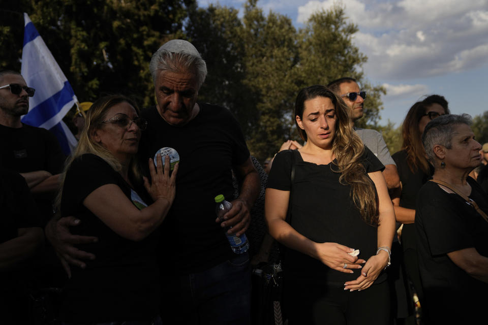 Gente asiste al funeral de Yosef Vahav, de 65 años, en Beit Guvrin, Israel, martes 31 de octubre de 2023. Vahav fue asesinado por milicianos de Hamas el 7 de octubre en el kibbutz Nir Oz cerca de la frontera con Gaza. (AP Foto/Ohad Zwigenberg)