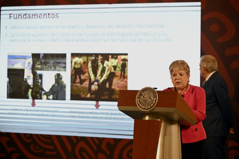 El presidente de México, Andrés Manuel López Obrador, y la canciller, Alicia Bárcena, el 11 de abril de 2024 en Ciudad de México (ALFREDO ESTRELLA)