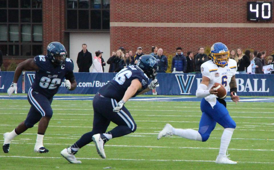 Villanova's Jared Nelson chases SDSU QB Chris Oladokun