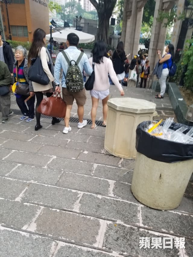 一見面，男子蹺着愛林行。