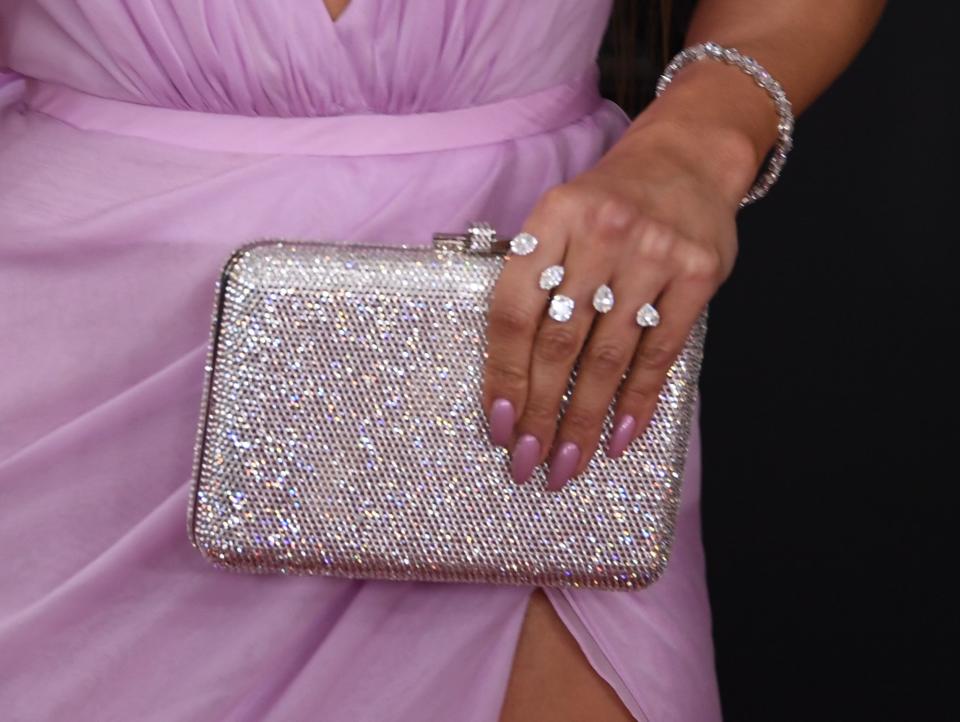 <p>Detalle de su mini cartera de pedrería. EFE </p>