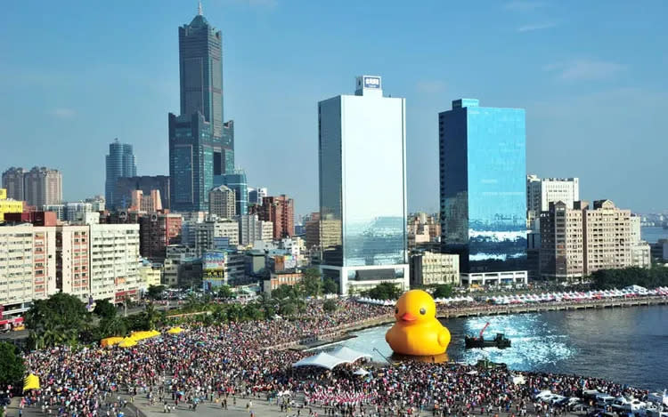 「黃色小鴨」首次來台是在2013年，創造了高達10億元的觀光產值。取自高雄市政府新聞局官網