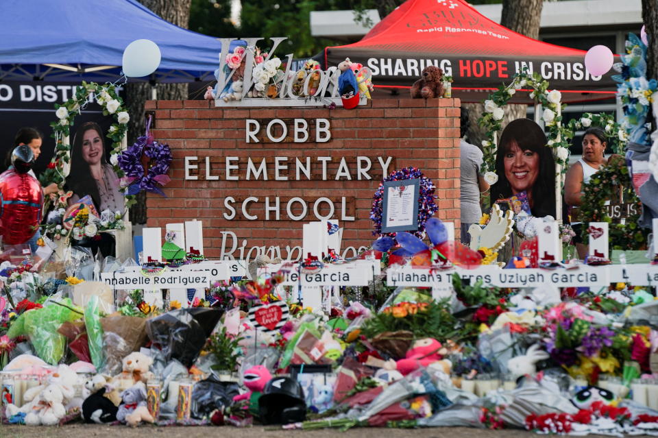 El alcalde de Uvalde ha anunciado que la Robb Elementary School será demolida, como hicieron con Sandy Hook. (Foto: REUTERS/Veronica G. Cardenas)