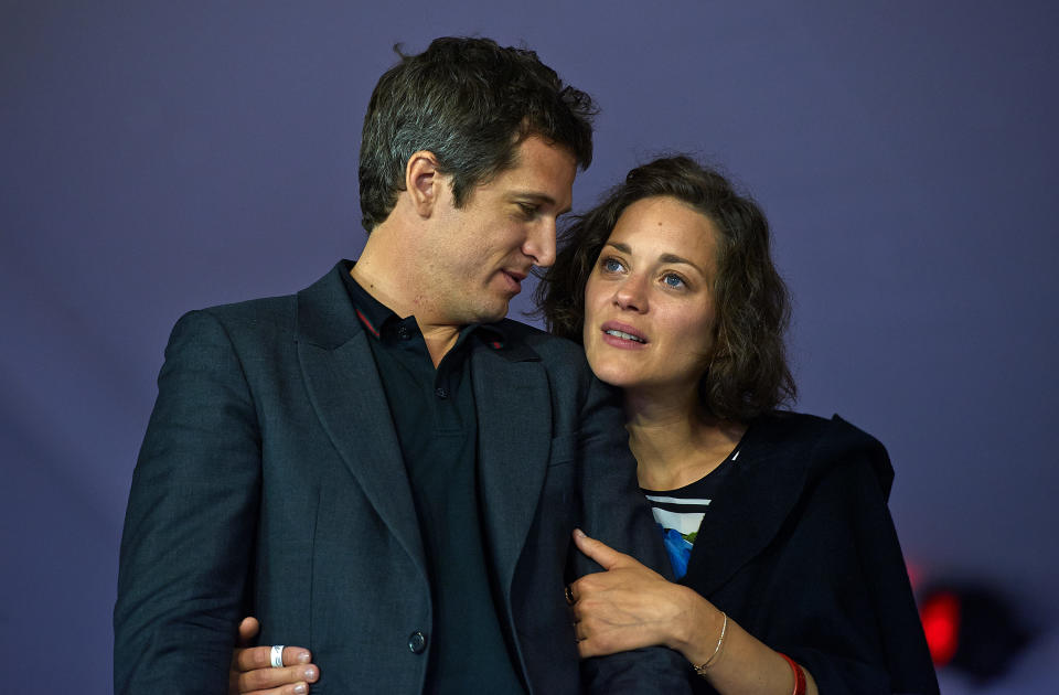 Après le carton d’<em>Inception </em>en 2010, Marion Cotillard retrouve Christopher Nolan deux ans plus tard sur <em>The Dark Knight Rises</em>. La scène de la mort de son personnage provoque un véritable tollé sur les réseaux sociaux, et la performance de la star dans le blockbuster est souvent résumée à cette séquence. <em>"Il n'y a personne à blâmer. Après j'ai trouvé la réaction un peu disproportionnée parce que c'est dur de se voir résumée à ça quand je fais du mieux que je peux pour trouver l'authenticité de chaque personnage. Se voir résumée à une scène, ça n'a pas été forcément très agréable</em>", confie Marion Cotillard au site Allociné en 2016 à propos de ce déferlement. En 2012, année de la sortie de <em>The Dark Knight Rises, </em>Guillaume Canet était déjà monté au créneau pour défendre sa compagne et avait blâmé le réalisateur Christopher Nolan. "<em>Toute cette histoire à propos de la séquence où le personnage de Marion meurt dans</em> The Dark Knight Rises <em>n'est absolument pas de sa faute</em>, avait-il assuré au magazine <em>Première</em>. <em>C'est celle de Nolan, qui aurait dû monter une autre prise. Elle lui a proposé une multitude d'options, et il se trouve qu'il a choisi celle-là...</em>" <em>(Photo by fotopress/Getty Images)</em>