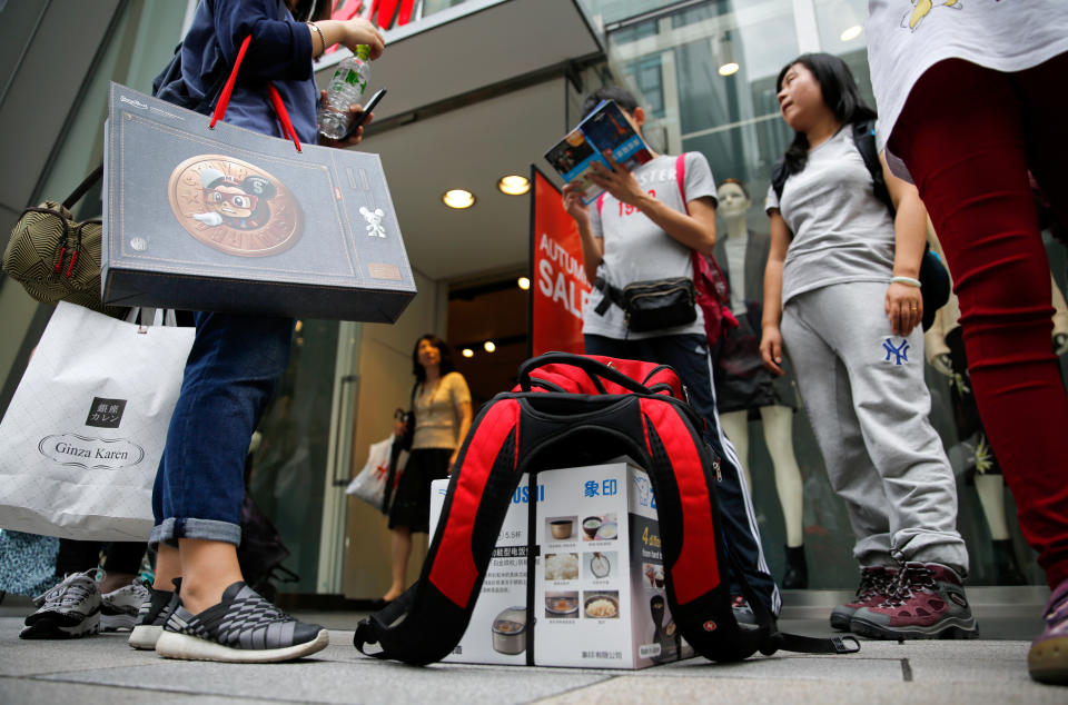 5月1日至5日是今年中國五一勞動節連假，受到日圓匯率疲軟影響，日本成為中國人在五一長假最受歡迎的海外去處。圖為中國遊客在日本東京銀座購物區街道。（路透社資料照）