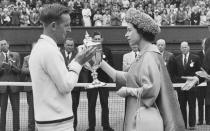 <p>Die Aufgaben einer Königin: Queen Elizabeth überreicht 1962 dem australischen Wimbledon-Sieger Rod Laver die Siegertrophäe. (Bild: George Freston/Fox Photos/Hulton Archive/Getty Images)</p> 