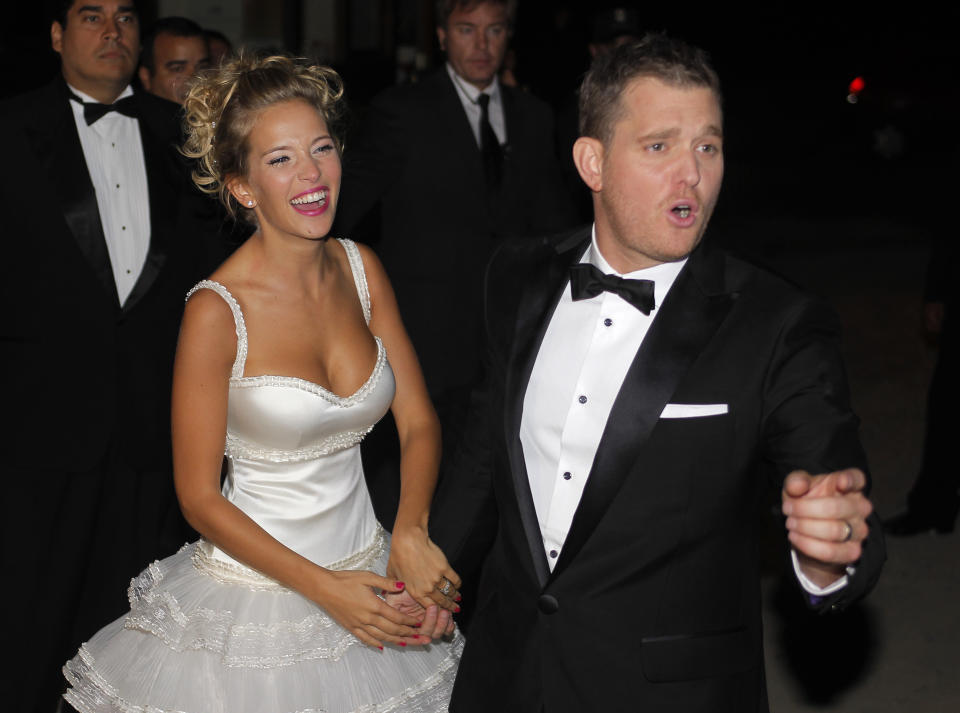 Il cantante canadese Michael Buble e la sua sposa, l'attrice argentina Luisana Lopilato, posano per i fotografi dopo la cerimonia religiosa del loro matrimonio presso il palazzo di Villa Maria a Marcos Paz, alla periferia di Buenos Aires (foto REUTERS / Enrique Marcarian)