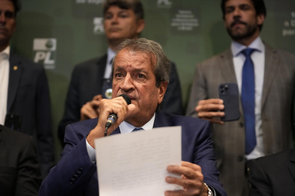 Valdemar Costa Neto, the leader of President Jair Bolsonaro's Liberal Party, center, speaks during a press conference regarding an investigation carried out by the party pointing out inconsistencies in voting machines used in the general elections, in Brasilia, Brazil, Tuesday, Nov. 22, 2022. Bolsonaro is contesting his defeat in the October election and calling on the electoral authority to annul votes cast on more than half of electronic voting machines used. (AP Photo/Eraldo Peres)