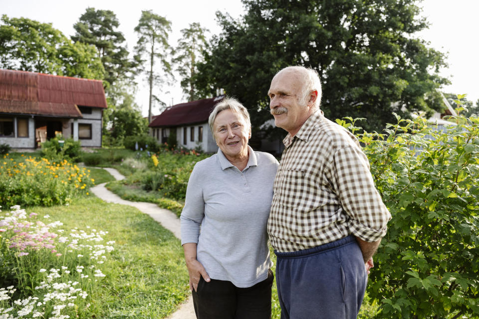 Wer zwar eine Immobilie besitzt, aber die Rente zum Leben nicht reicht, für den ist vielleicht die Immobilienverrentung ein passendes Konzept. - Copyright: picture alliance / Westend61 | Ekaterina Yakunina