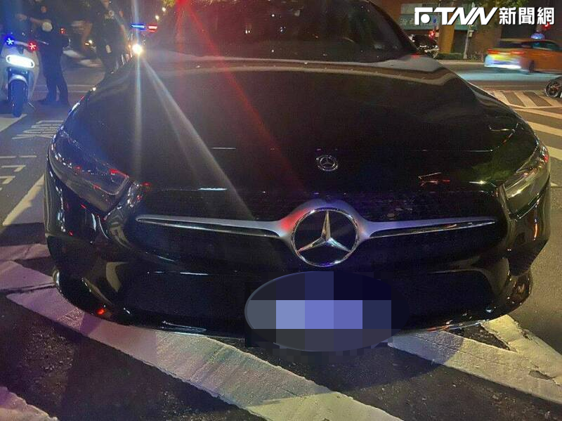 67歲劉姓貴婦駕駛疑似違規左轉，與騎士發生碰撞，此圖為肇事的黑色賓士車（圖／翻攝畫面）