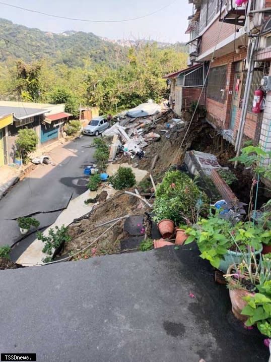 新店安泰路住宅前因今（三）日一早地震擋土牆坍塌，新北市府緊急搶災並預防性撤離。（圖：新北工務局提供）