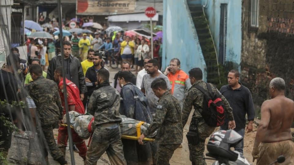 Rescatistas cargan el cuerpo de una persona en Recife