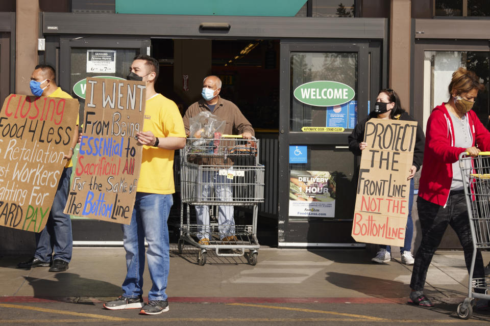 Los trabajadores protestan afuera de la tienda Food 4 Less en Long Beach, California, el 3 de febrero de 2021. Kroger planea cerrar la tienda después de que la ciudad estableció el requisito del "pago para héroes" para los trabajadores de las tiendas de comestibles. (Maggie Shannon/The New York Times).