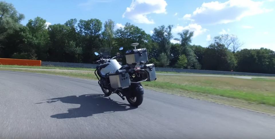日前BMW Motorrad釋出一段影片，可見到把R 1200GS打造成無人重機，在法國Miramas試驗場完成跑道測試（圖片來源：BMW Motorrad）